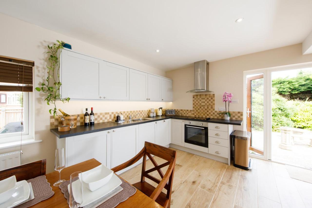 'Orchard Croft Lodge - Chichester', Book-Direct, New Home 1,367 Sq' Ft' , Can Sleep 8 On Request , Split & Link 'Super King' Size Beds, Free Wi-Fi, Sky Tv & Sky Sports, 9 - Minutes From West Wittering Beach, Very Quiet Location, Dog Friendly Exterior foto