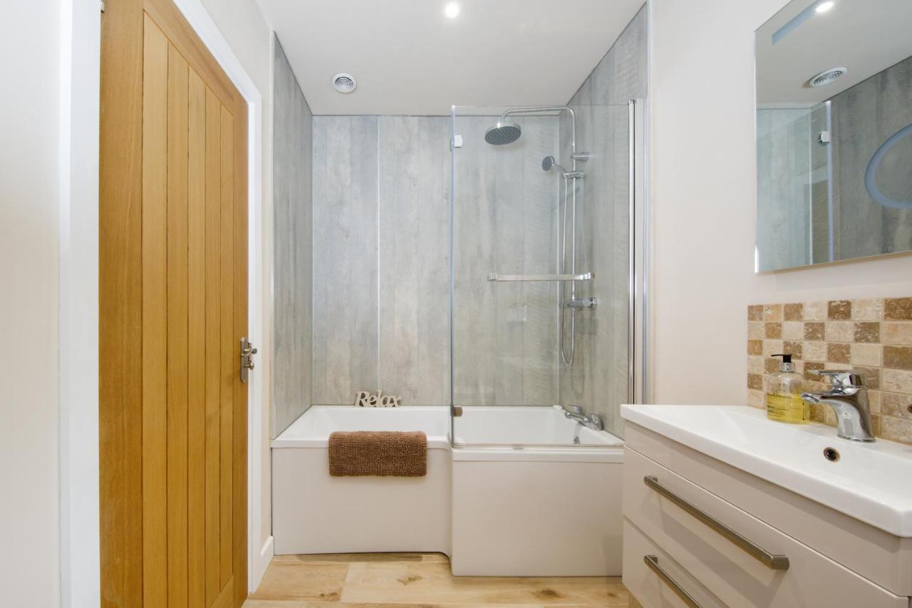 'Orchard Croft Lodge - Chichester', Book-Direct, New Home 1,367 Sq' Ft' , Can Sleep 8 On Request , Split & Link 'Super King' Size Beds, Free Wi-Fi, Sky Tv & Sky Sports, 9 - Minutes From West Wittering Beach, Very Quiet Location, Dog Friendly Exterior foto